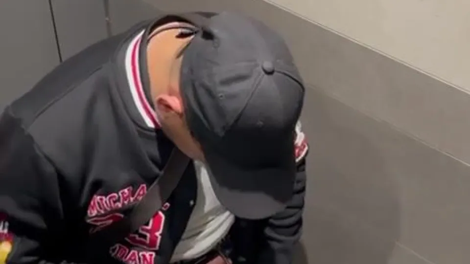 Sending a dickpic real quick - ThisVid.com