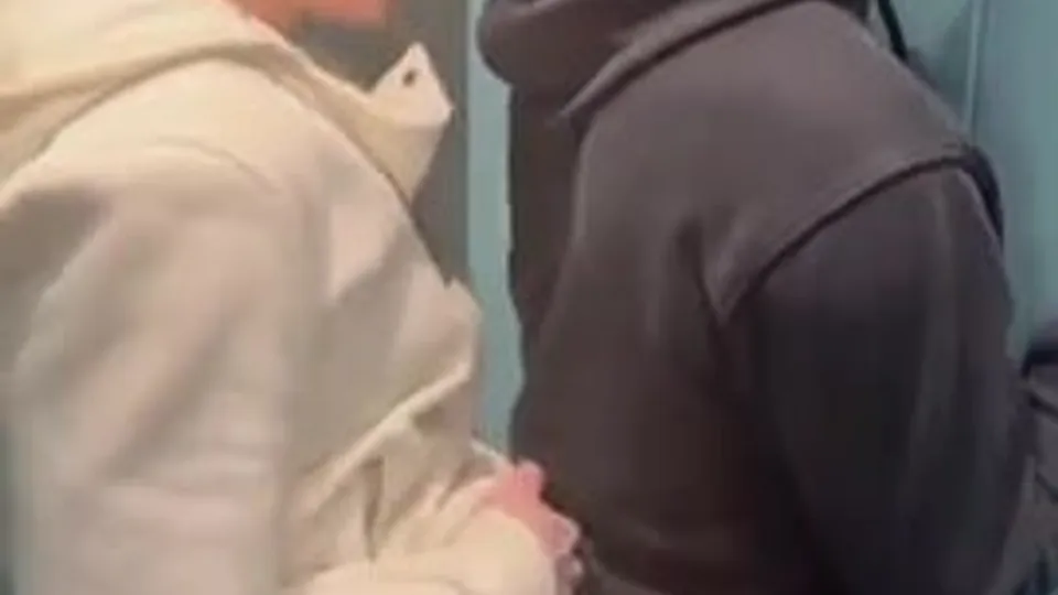 Sex in public elevator - ThisVid.com