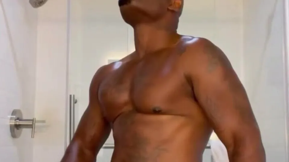Sexy bald str8 hunk strokes and nuts on bathroom sink - ThisVid.com Türkçe