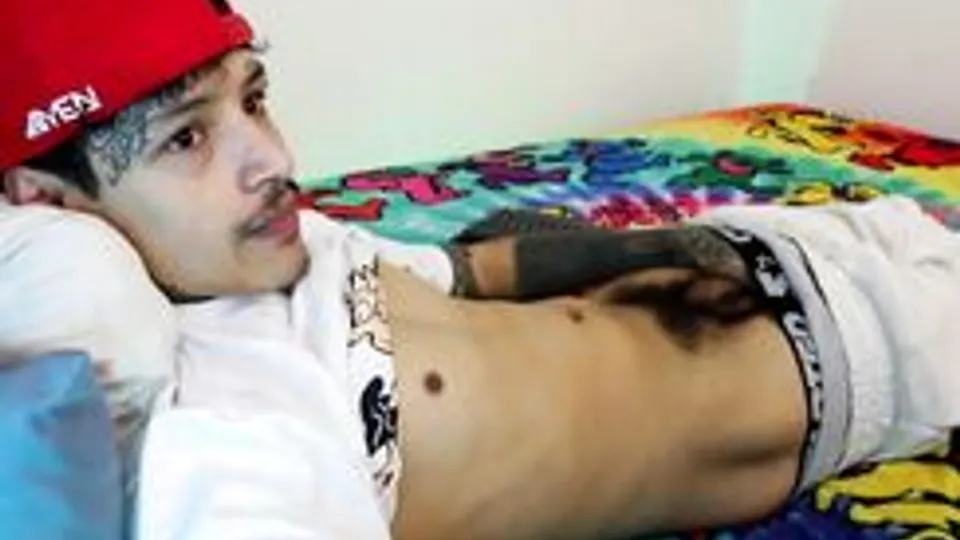 SEXY BLACK BOY SHOWING HIS BODY ON A WEBCAM SHOW GAYPORN