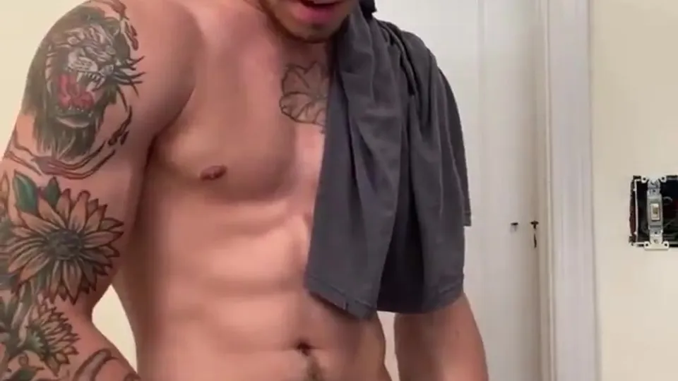 SEXY BLACK MASTER SHOWING DICK - ThisVid.com