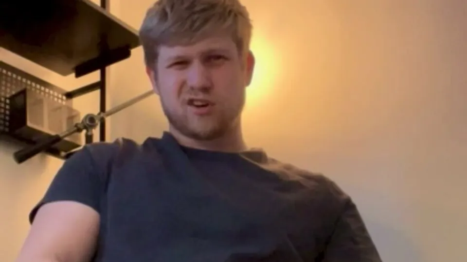 SEXY BLONDE STR8 GUY WANKS AND SPRAYS LOADS OF CUM - video 5 - ThisVid.com