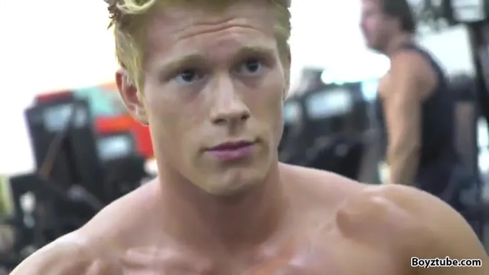 Sexy bodybuilder Charles shows off - ThisVid.com