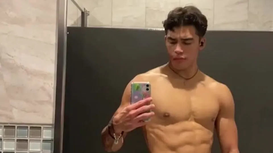 Sexy boy jerking - ThisVid.com