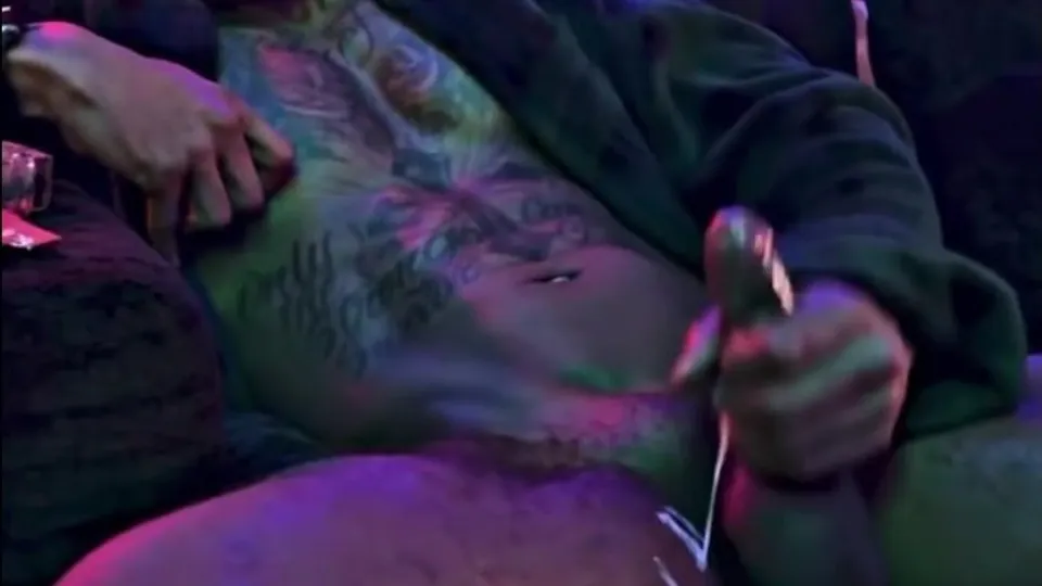 Sexy daddy is a proud gooner - ThisVid.com