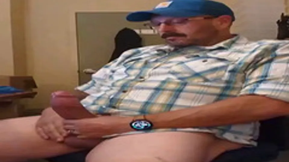 Sexy daddy showing off his big sausage - ThisVid.com