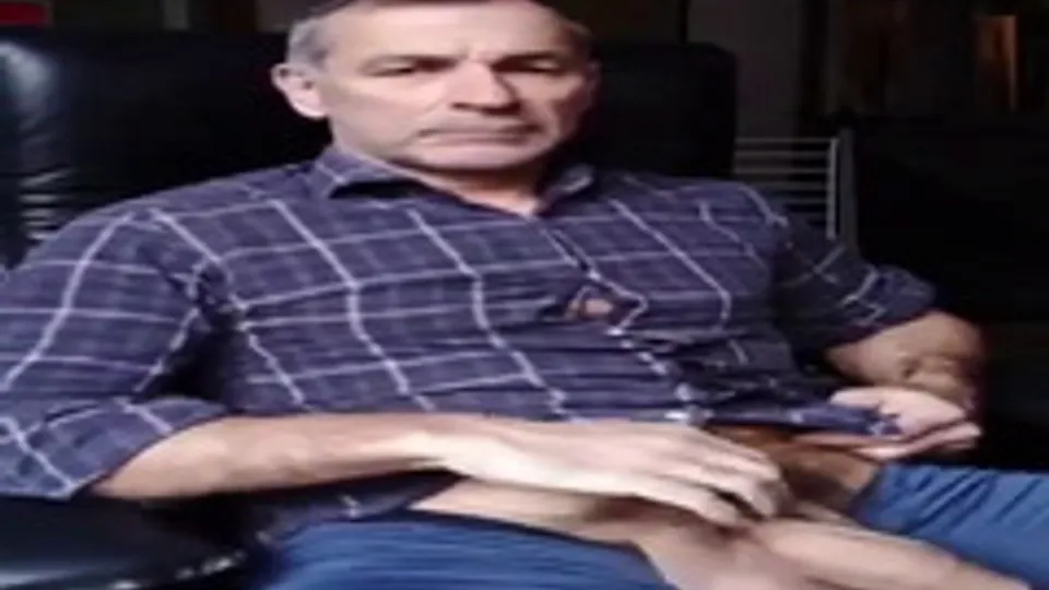 Sexy daddy stroking his monster - ThisVid.com