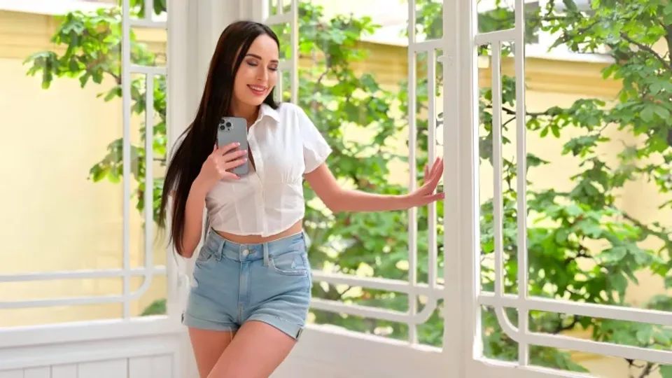 Sexy Dark Haired Babe Is So Wet 