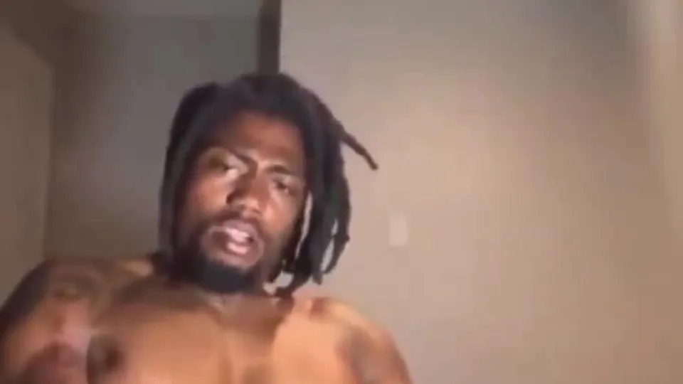 Sexy dreadhead jacking his big dick - ThisVid.com