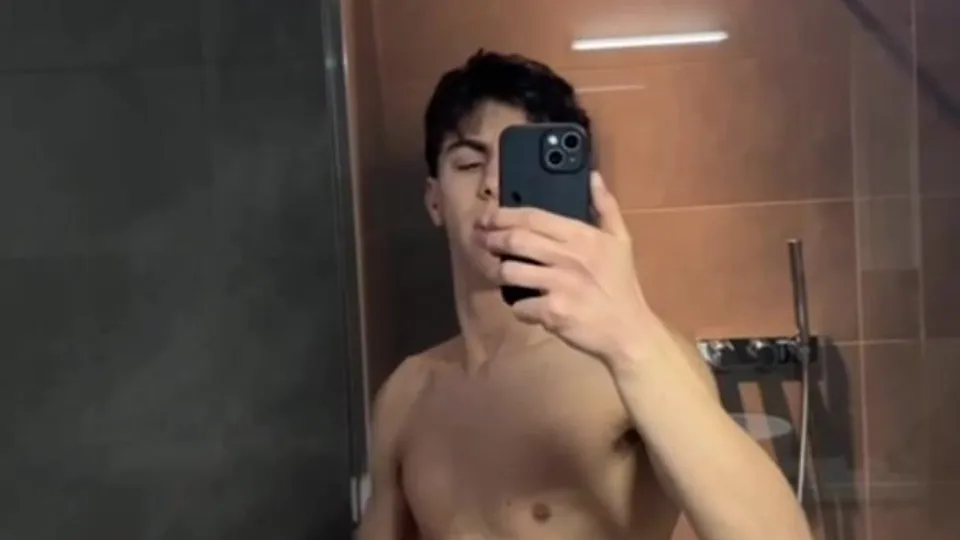 Sexy fit italian twink jerking