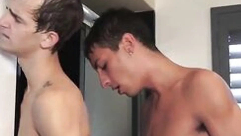 Twink Friends in Shower
