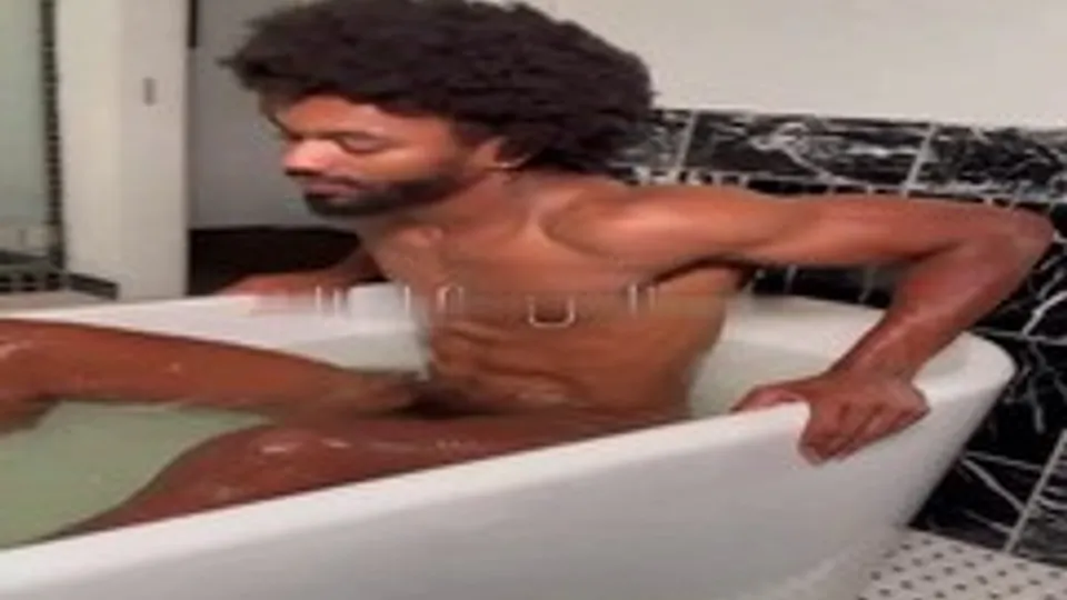 Sexy hung black dude naked in the tub - ThisVid.com