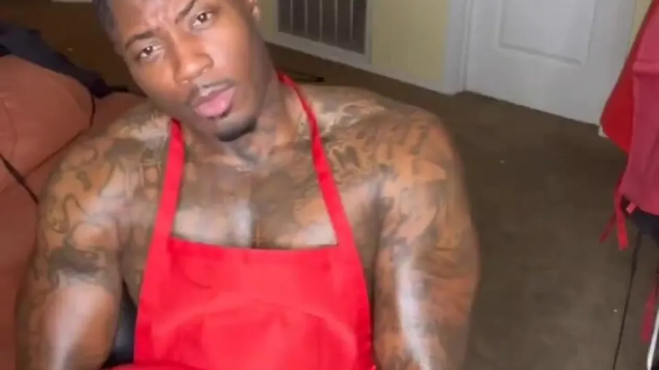 Sexy hung black man can't hide under the apron - ThisVid.com
