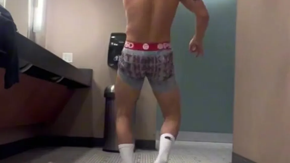 Sexy in the bathroom - ThisVid.com