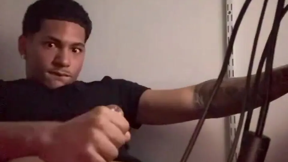 Sexy light skin jerking Part 8 - ThisVid.com