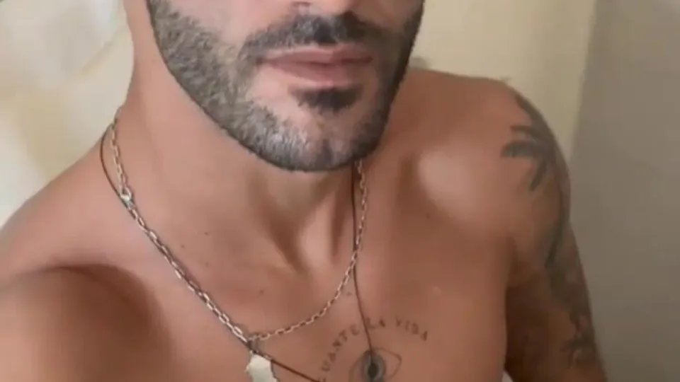 Sexy man reality star shows off his hot body - ThisVid.com