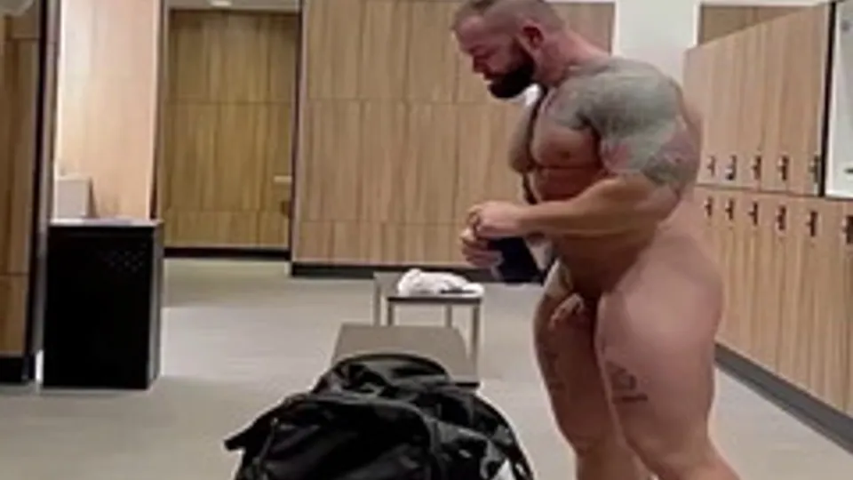 Sexy muscle daddy naked in the locker room - ThisVid.com
