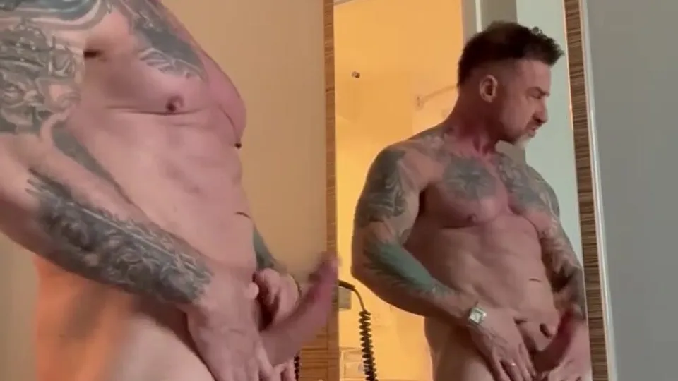 Sexy Muscle Daddy Shows Off His Pink Hole - ThisVid.com