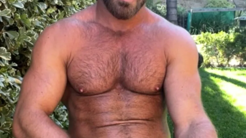 Sexy Muscle Guy Wank Big Cock Outside With Cum - video 2 - ThisVid.com