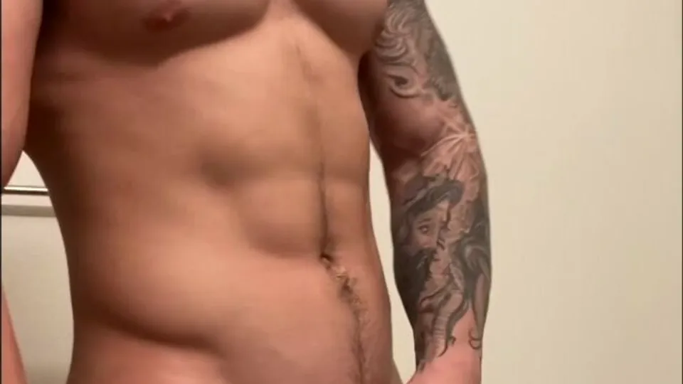 Sexy muscle stud jerks off and cums - ThisVid.com