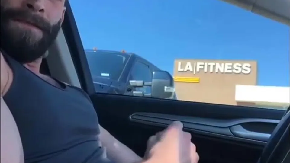 Sexy muscled guy cums in his car - ThisVid.com