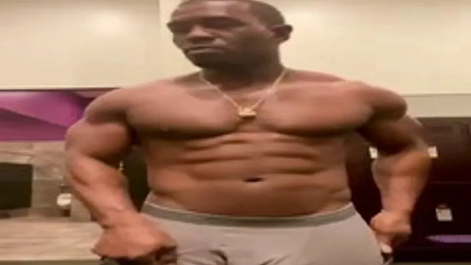 Sexy muscular black dude flashing his cock - ThisVid.com