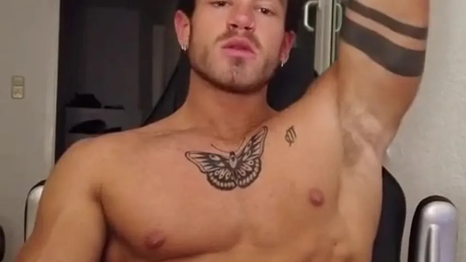 Sexy muscular man with tattoos thick cumshot - ThisVid.com