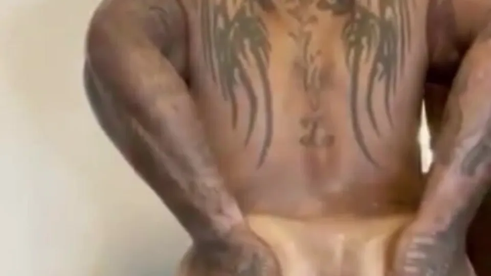 Sexy muscular tatted trade oils up and spreads his ass - ThisVid.com