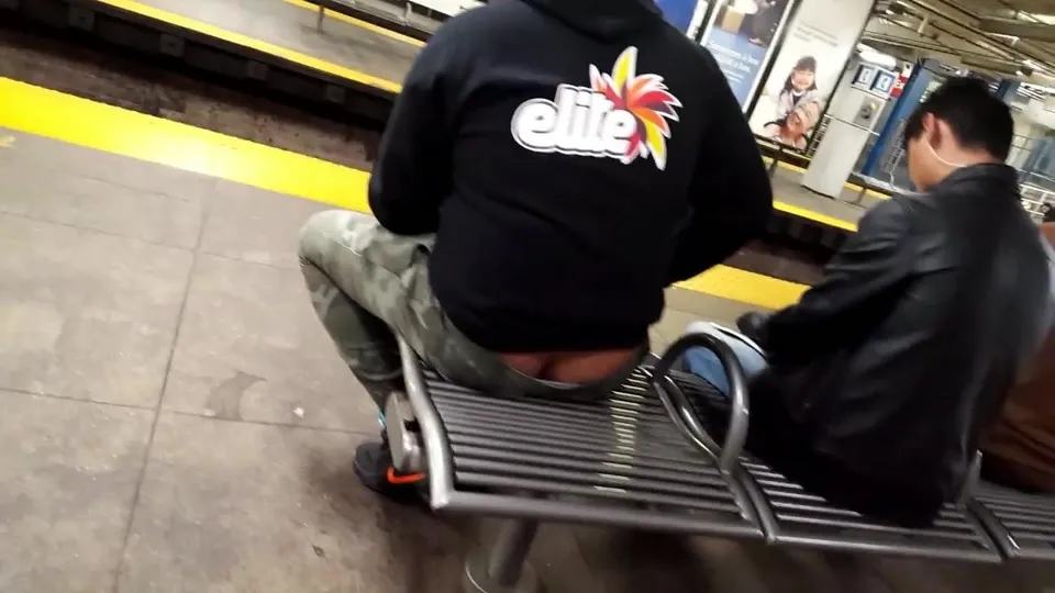 Dziura w dupę Papi'ego w metrze