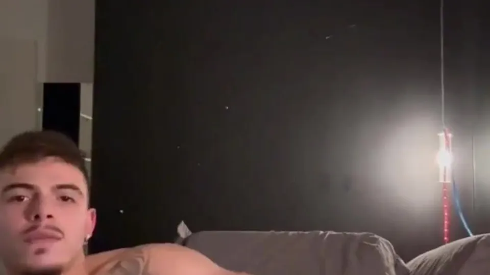 Sexy reality star jerks off and cums - ThisVid.com