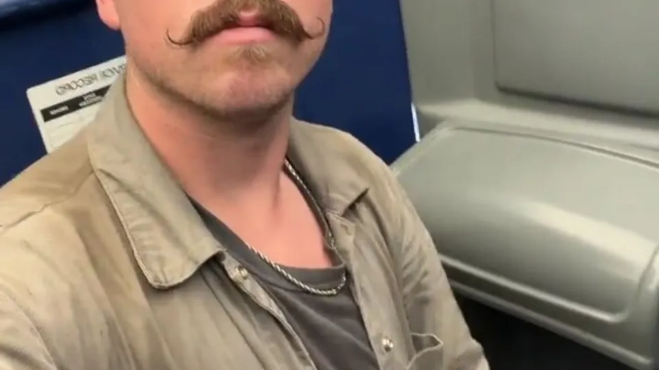 Sexy str8 tradie shows off his hot dick in the portaloo - ThisVid.com