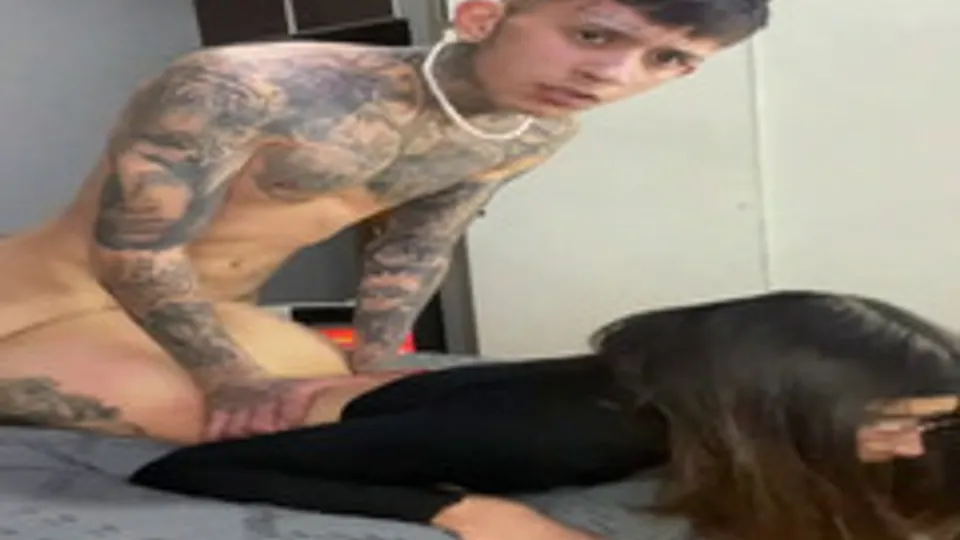 纹身拉丁妞操眼镜女