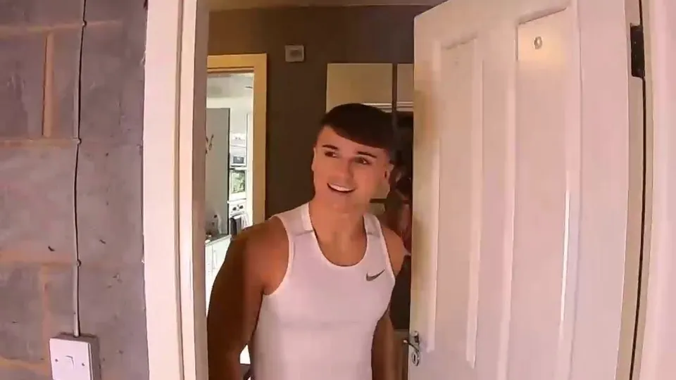 Sexy uk boy in photoshoot - ThisVid.com