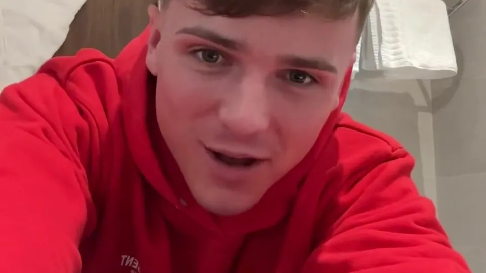Sexy uk boy with great brief - ThisVid.com