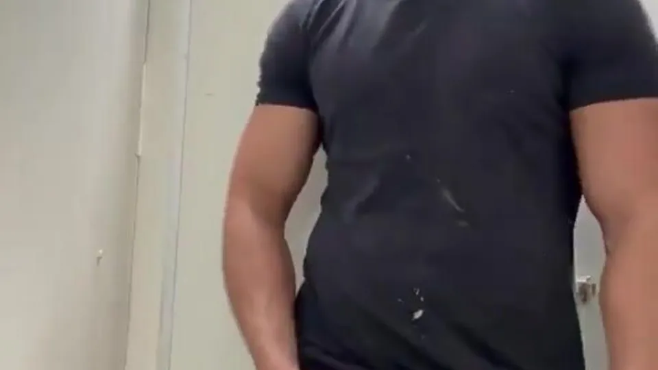 Sexy worker pissing - ThisVid.com