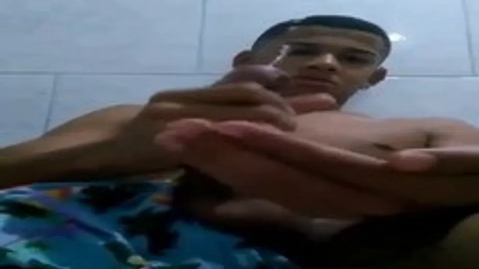 Sexy young bul busting a quick nut - ThisVid.com