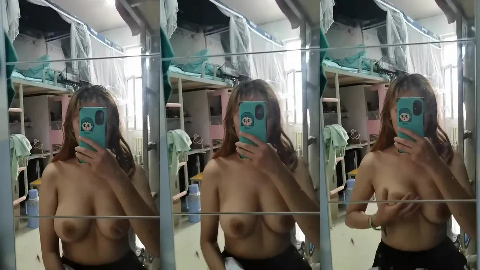 Shake and play with boobs in the dormitory in the mirror  