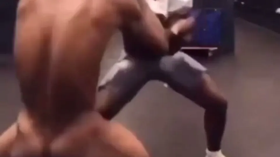 Shaking ass in the locker room - ThisVid.com