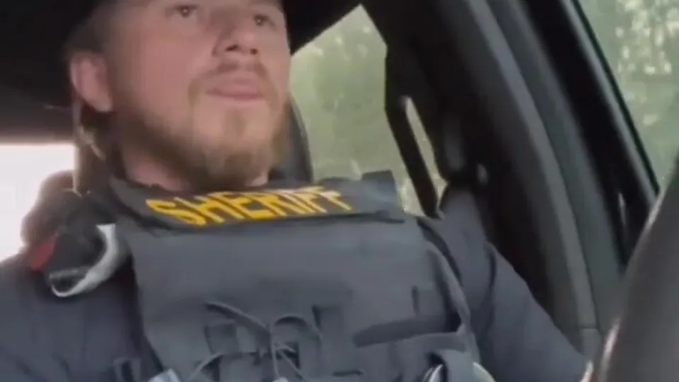Sheriff in squad car - ThisVid.com
