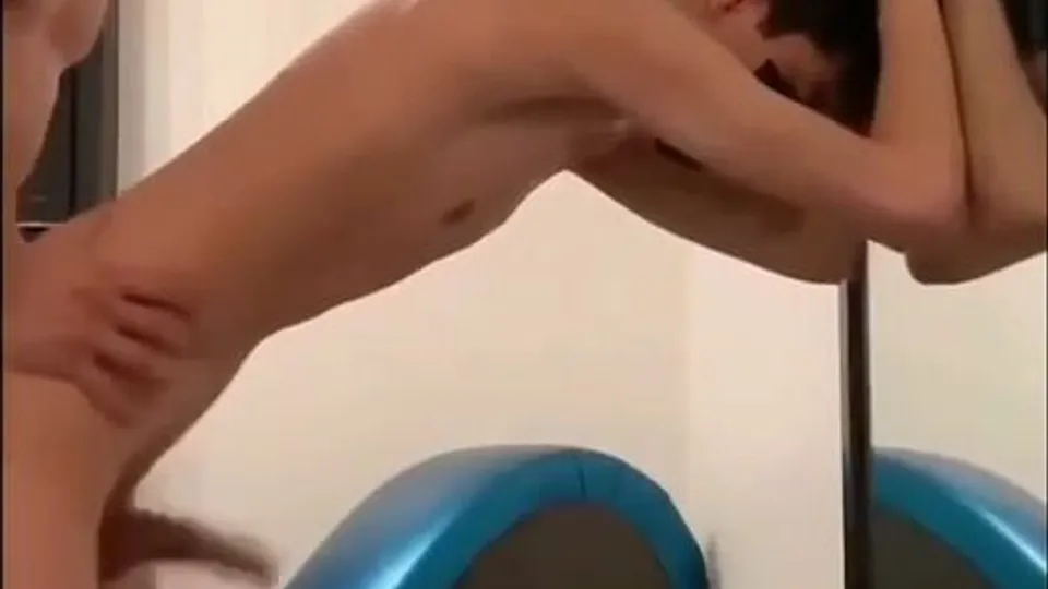 Short hard fuck in front of mirror