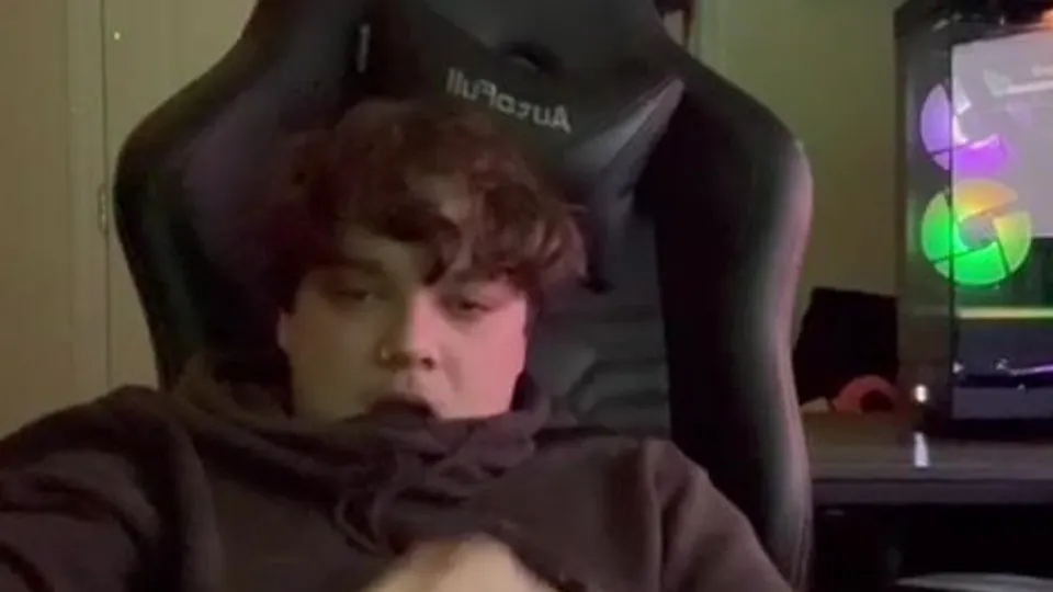 Shorty big cumshot in chair