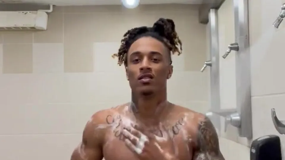 Shower - video 15 - ThisVid.com