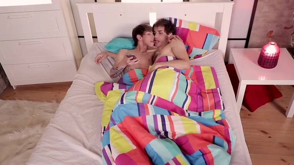 Hung Twink Threesome: Bareback Cream Pie