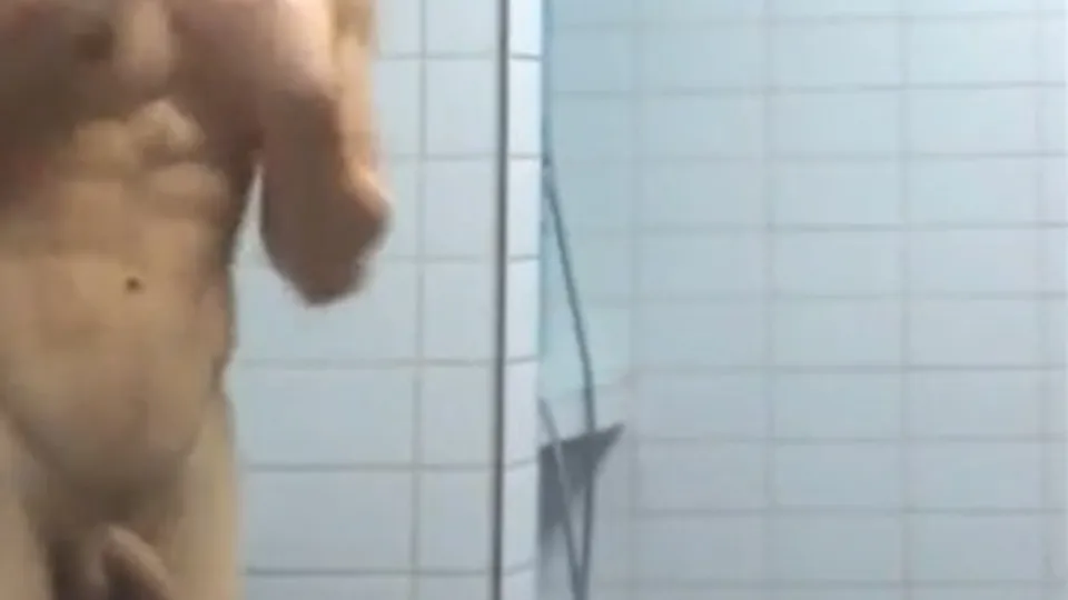 Showers 110 Hung ripped hottie - ThisVid.com