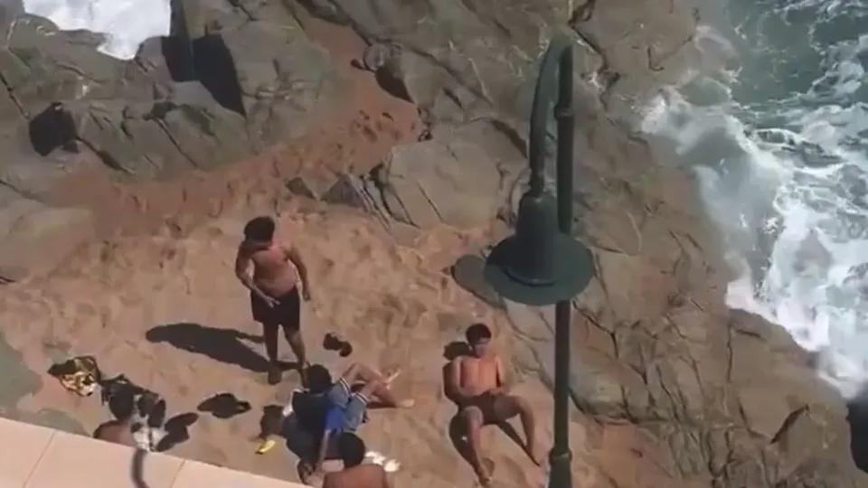 Showing Cock Beach - ThisVid.com