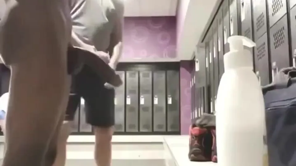 Showing off his big BBC in the locker room - ThisVid.com