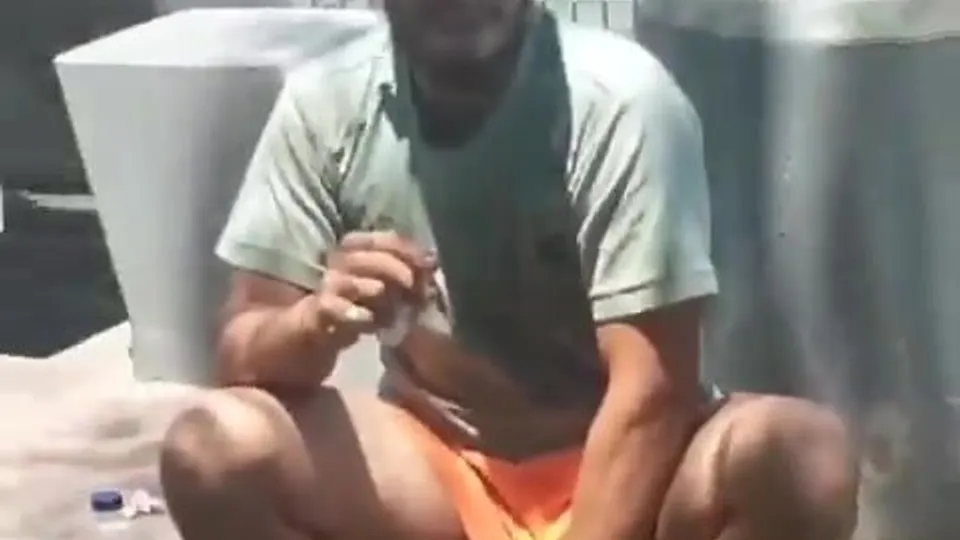 Showing off his semi hanging out of his shorts - ThisVid.com