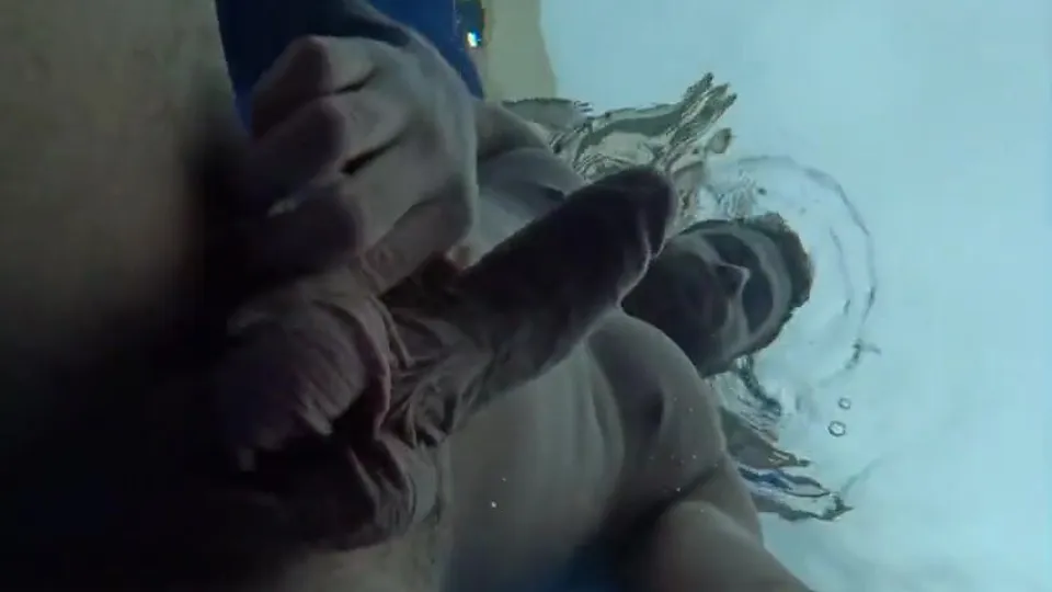 Showing off my BIG FAT DICK Under water - ThisVid.com