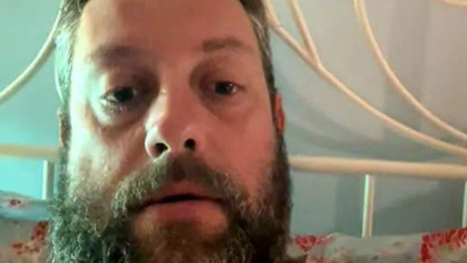 Simon, 47yo from England - ThisVid.com