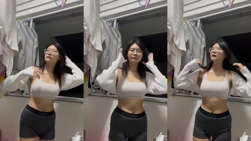 Singaporean sister shows her big breasts 